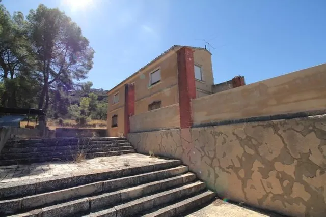 IMPRESIONANTE FINCA DE 30 HECTÁREAS CON TERRENO CULTIVABLE Y VISTAS PANORÁMICAS A VILLENA — 45