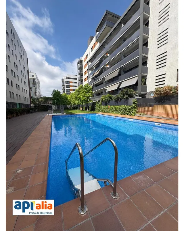 Luminoso piso con terraza, piscina, parking y trastero junto