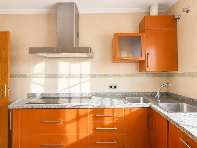 CASA INDEPENDIENTE CON 966 M/2 DE PARCELA EN NUEVO HIGUERON . — 23