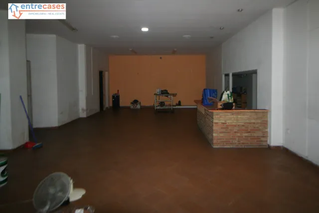 LOCAL EN ZONA COMERCIAL, TODO DIÁFANO, CON ALTILLO, MUY CERCA DEL CENTRO. — 2