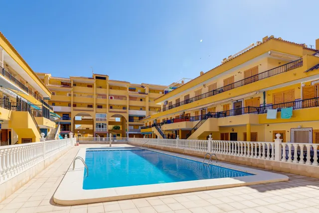 Apartamento semi reformado con orientación sur, vistas laterales al mar y piscina comunitaria. — 24