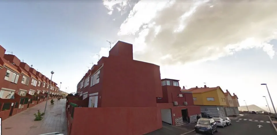 Adosado 4 habitaciones con garaje cerrado a 2km del aeropuerto