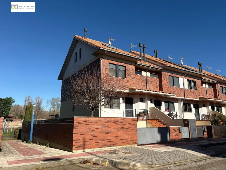CHALET PAREADO  PRÓXIMO A ESPACIO LEÓN