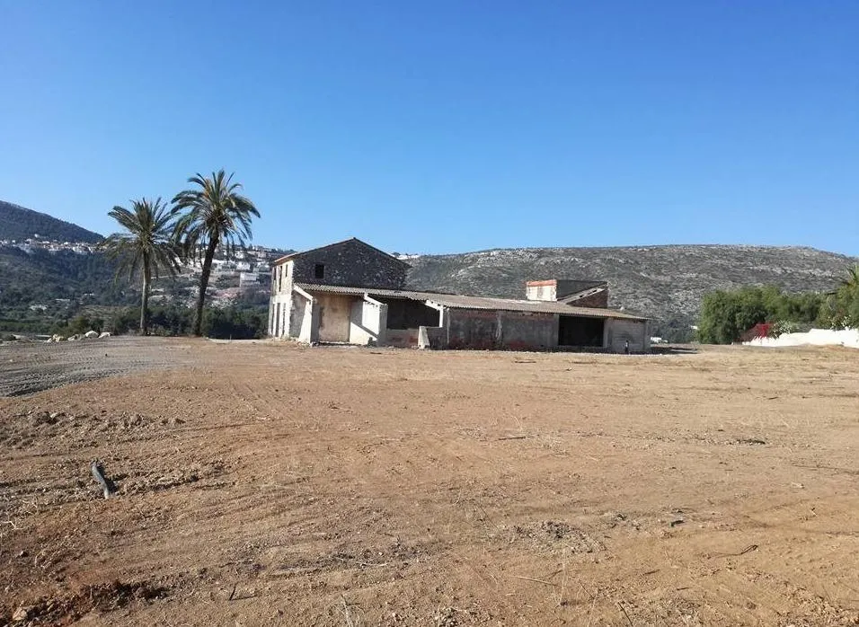 Terreno rústico con casa de campo para reformar