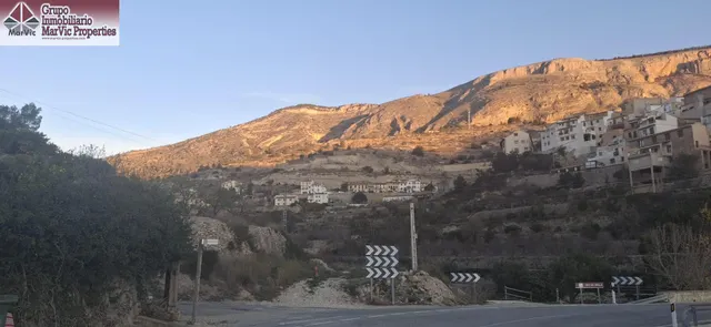 CASA DE DOS PLANTAS EN SELLA CON BUARDILLA — 38