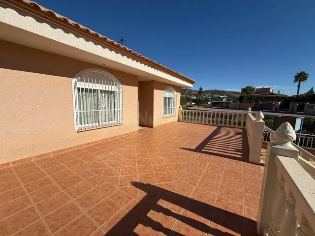 Exclusiva villa con parcela de 1.000 m2 y sótano de 170 m2 e - foto 4