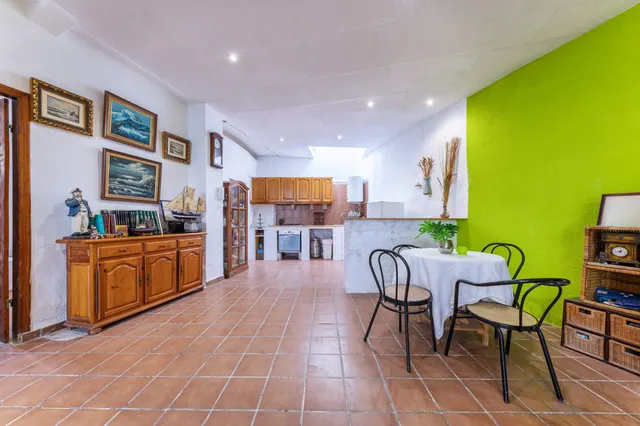 "Carácter rústico junto al mar, tu chalet para reinventar." — 7