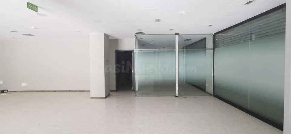 Gran local comercial en esquina al lado del Ayuntamiento