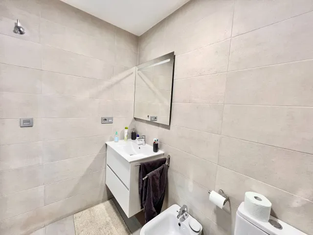 FANTASTICA VIVIENDA CERCA DEL TRAM — 19