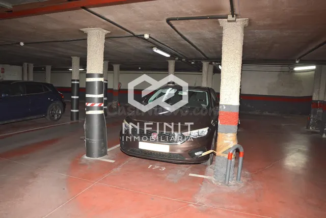 ¡Se acabó dar vueltas! Amplia plaza de garaje para coche y m - foto 2