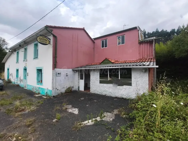 Casa y negocio en Mera de Arriba, Ortigueira. — 2