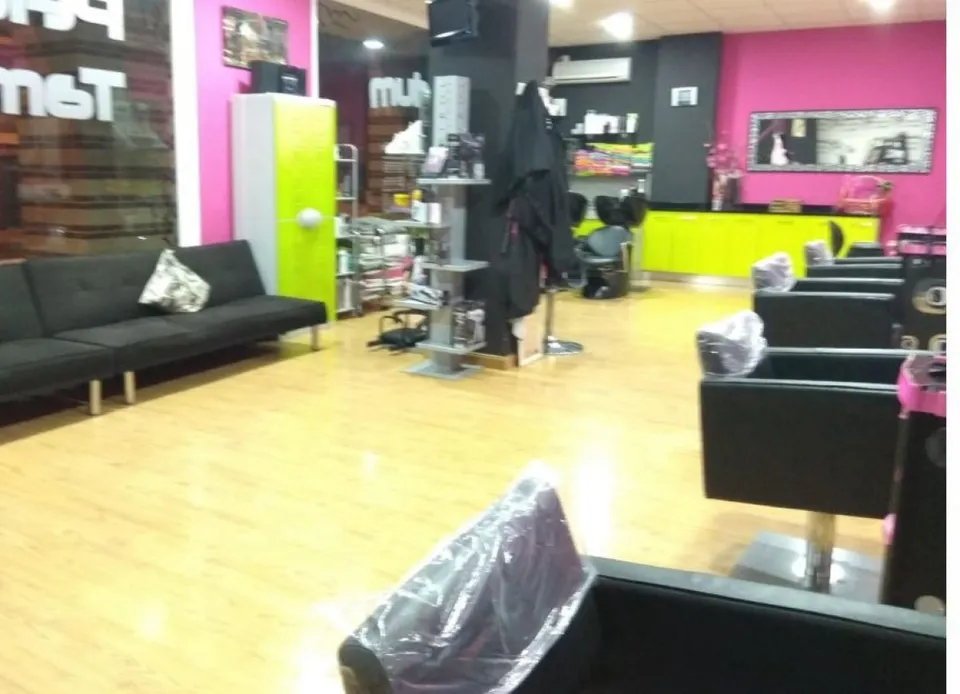 Urbis te ofrece un amplio local comercial en venta en zona Los Alcaldes, Salamanca.