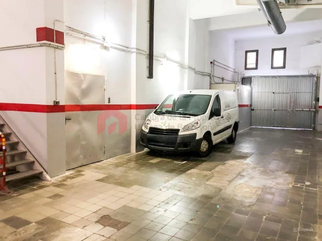 Local comercial de 990 m2 distribuidos en 2 plantas y con 2 viviendas. — 10