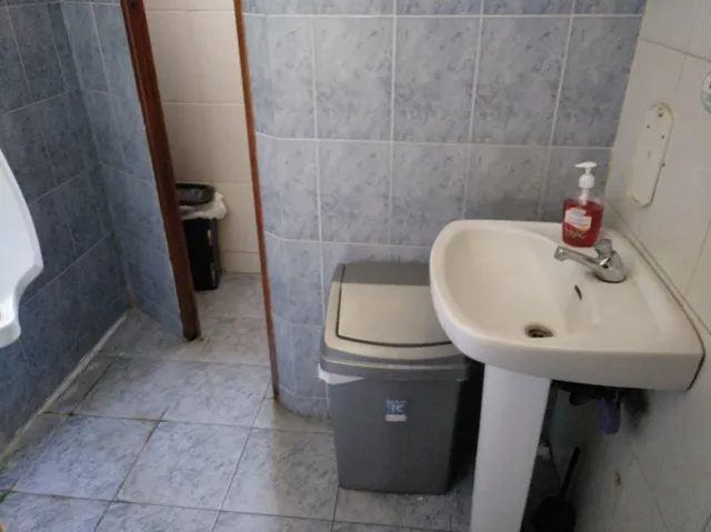 Local en esquina habilitado como negocio de hosteleria — 6