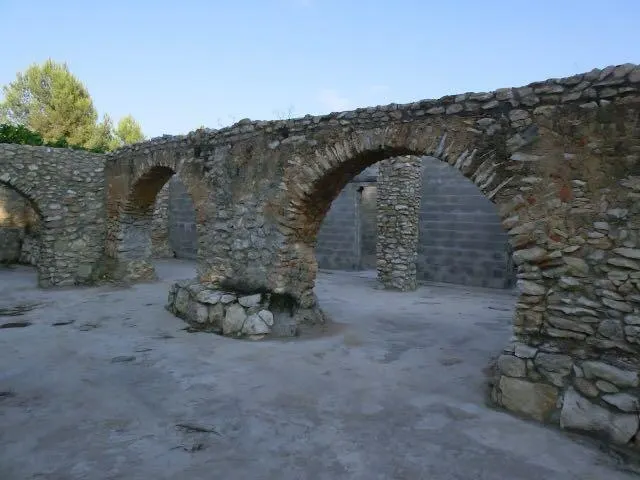 Finca de aprox 67 hectàreas. Con dos casas principales para reformar — 35