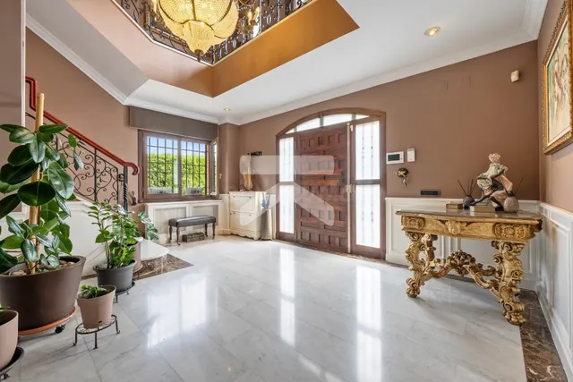 Vivienda singular con piscina y jardin - foto 3