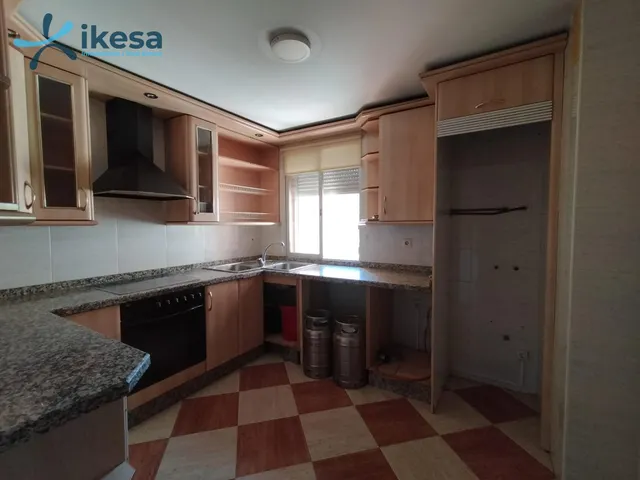 Piso ubicado en el edificio Villasol del Polígono Guadalquivir. — 21