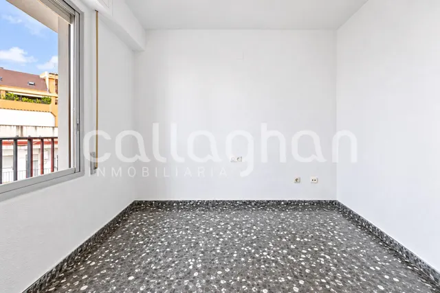 Piso con gran potencial de reforma en ruzafa – 4 habitaciones y 2 balcones — 17