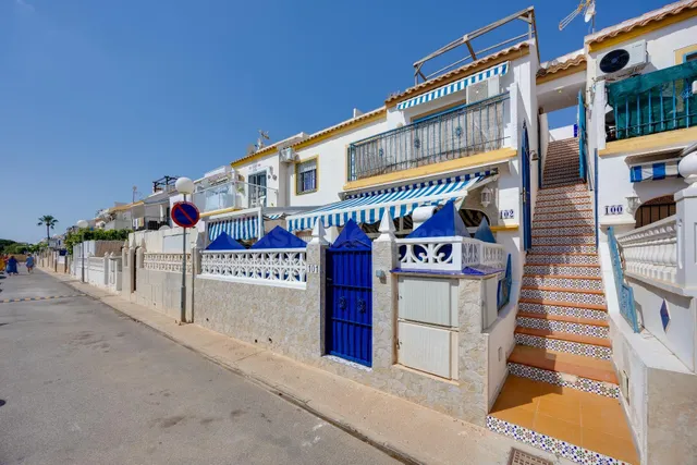 Bungalow planta baja con jardín y piscina junto c.comercial — 3