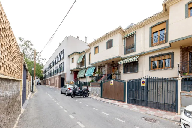 SE VENDE BONITA CASA ADOSADA DE 4 DORMITORIOS CON PISCINA PR - foto 4
