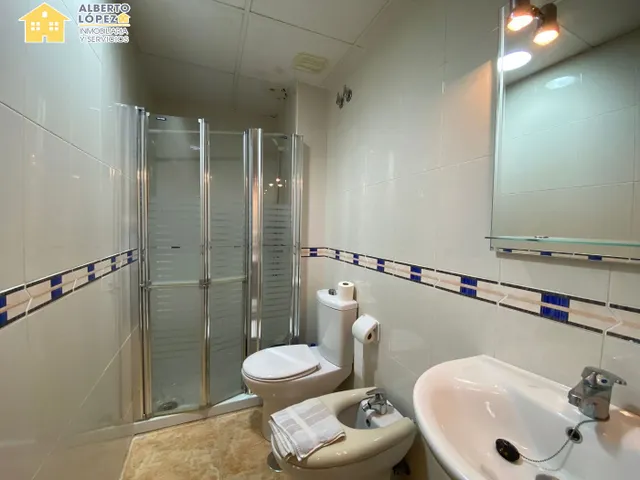Vivienda de 3 dormitorios en alquiler de larga estancia en El Altet, Elche. — 24