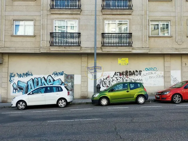 Local lóbrego en el entorno de Hispanidad — 2