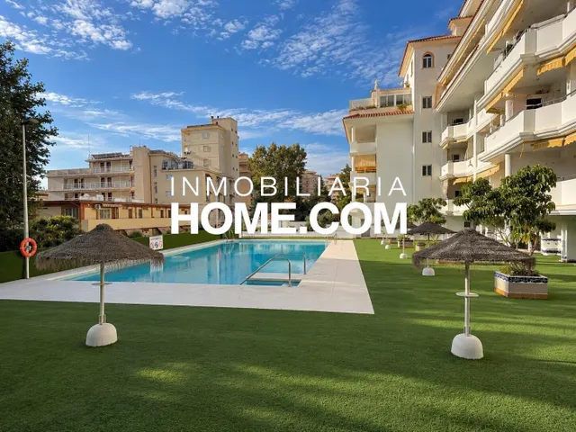 Espectacular apartamento con terraza, piscina y licencia turística en segunda línea de playa en La Carihuela, Torremolinos — 2