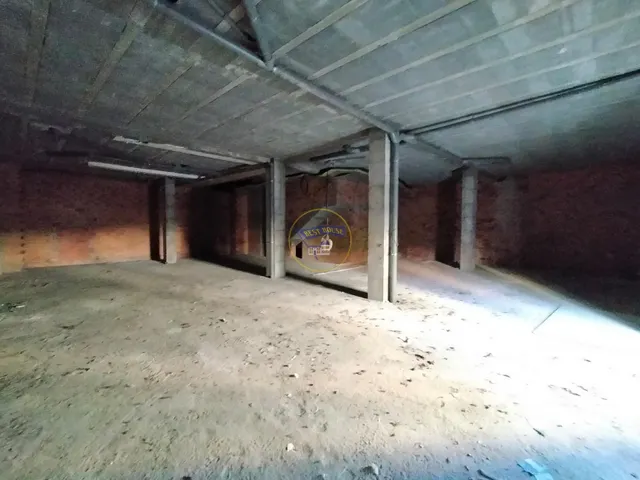 Local lóbrego en el entorno de Hispanidad — 3