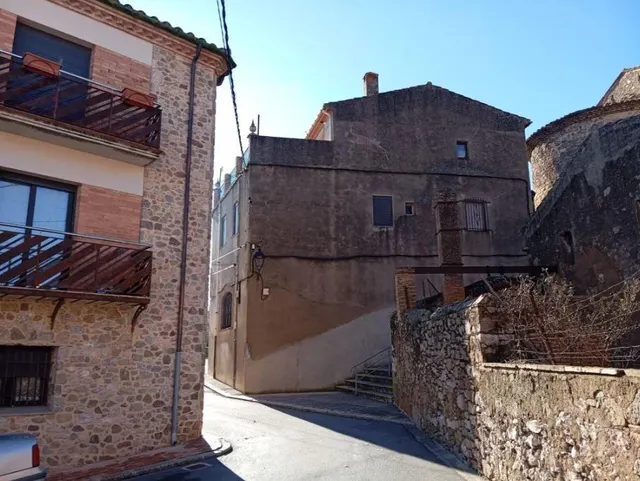 SE VENDE casa independiente ALQUILADA en Darnius — 6