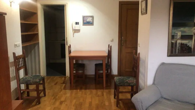 SE ALQUILA PISO EN JUAN CARLOS 1 — 4