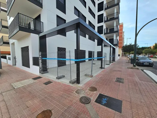 LOCAL COMERCIAL CON DOS TERRAZAS Y DOS PLAZAS DE GARAJE — 11