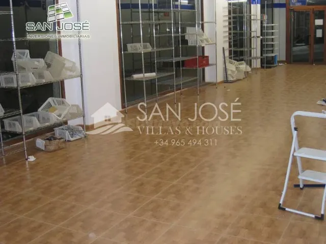 Inmobiliaria San Jose alquila un estupendo local comercial e