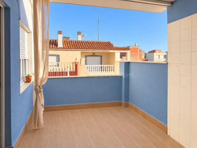 Casa de dos plantas 5 dormitorios 2 cocinas garaje terraza y buhardilla — 4