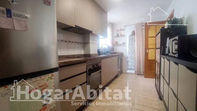 Amplitud y excelente estado en este luminoso piso reformado de 4 dormitorios con ascensor — 4
