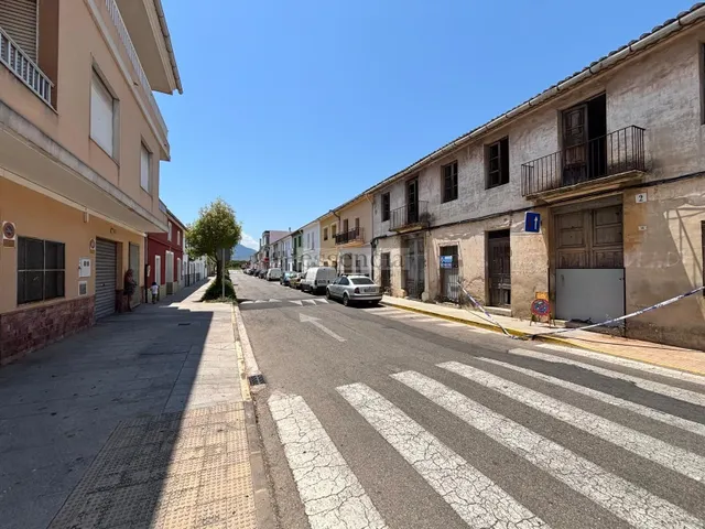 Casa en Almoines a reformar a su gusto en parcela de 242 m2 , en chaflán con patio. — 44