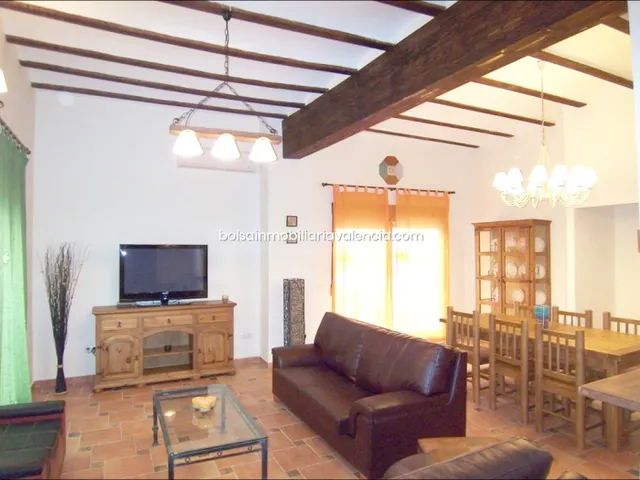 Casa con alma propia en Buñol: 247 m2, jardín y 4 suites, 1 