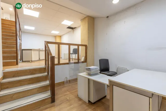 LOCAL COMERCIAL EN CALLE ÁNGEL GANIVET – UBICACIÓN PRIVILEGIADA — 21