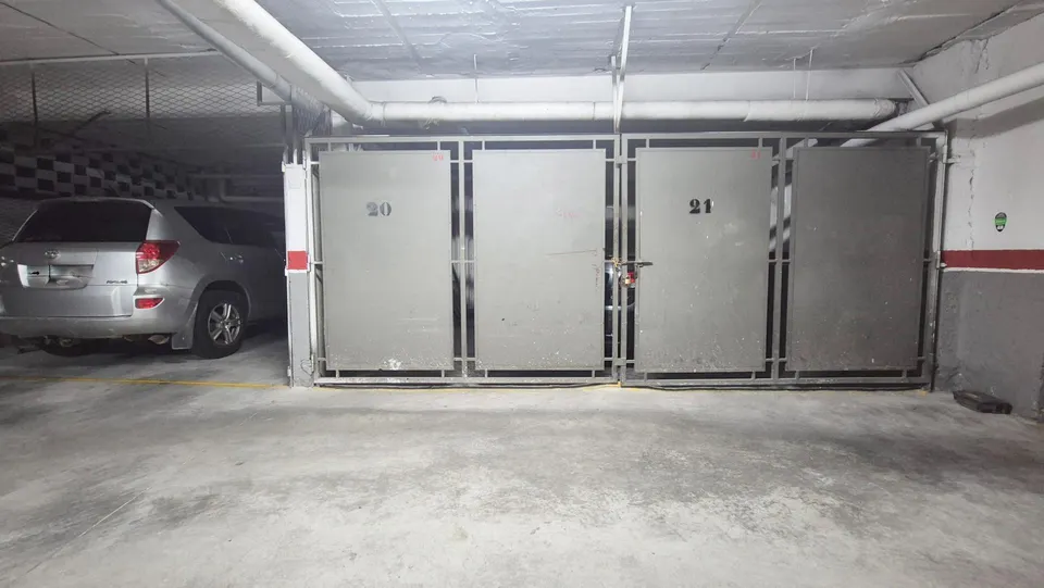 Urbis te ofrece dos plazas de garaje cerradas en venta en la zona Centro, Salamanca.