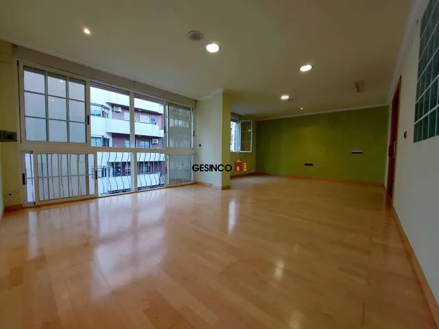 PISO EN TERCERA PLANTA EN BUEN ESTADO. CENTRO!! — 3