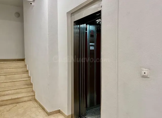 Apartamento con piscina comunitaria, Alicante, Torrevieja. 2 habitaciones, 53 m2, 1,4 kilómetros del mar — 29