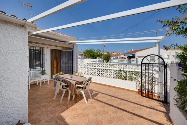 CASA EN VENTA EN TORREVIEJA CON JARDIN PRIVADO Y ORIENTACION SUR — 2
