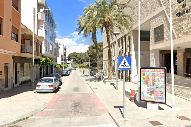 Parcela esquinera central en el lado del Parque Alfonso XIII. Posibilidad de construir 5 plantas (baja+4) con vistas al mar desde las superiores. Aprox. 785 m2 con 11 apartamentos y piscina interior. — 11