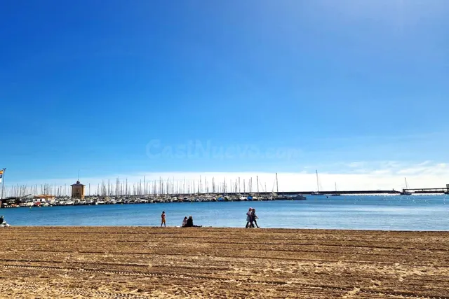 Amplio apartamento (aprox. 90 m2 - 2.ª planta) en primera línea de Playa del Acequión. Gran balcón con vistas al mar (suroeste), piscina comunitaria, cerca del centro, y directamente en la playa. — 44