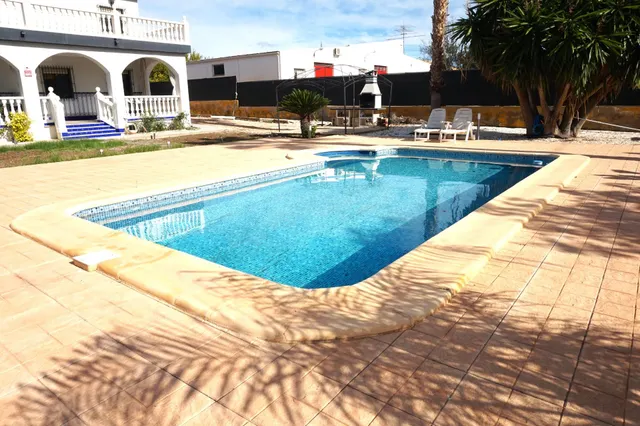 OPORTUNIDAD CHALET URBANO CON PISCINA EN LA GALIA — 6