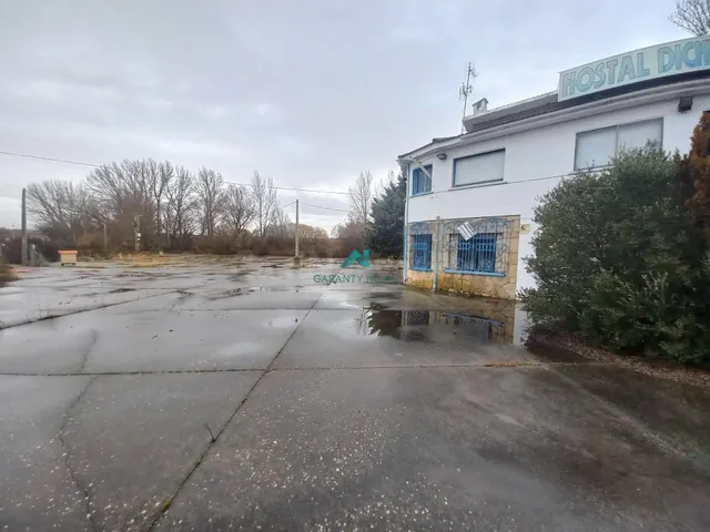 Oportunidad Única: Hostal en Venta en Sarracín — 3