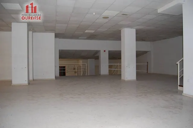 AMPLIO LOCAL COMERCIAL EN EL VEINTIUNO — 30