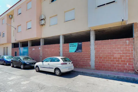 Local comercial de 1.095 m2 en Alhama de Murcia – Obra parada
