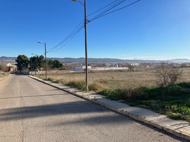 EXCELENTE PARCELA URBANA — 2