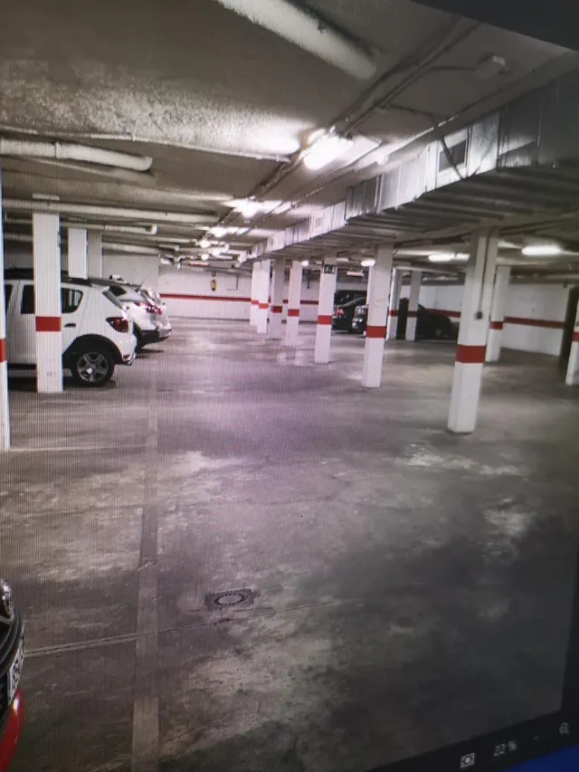 Amplia plaza de garaje con trastero a cinco minutos de plaza de Madre de Dios — 2