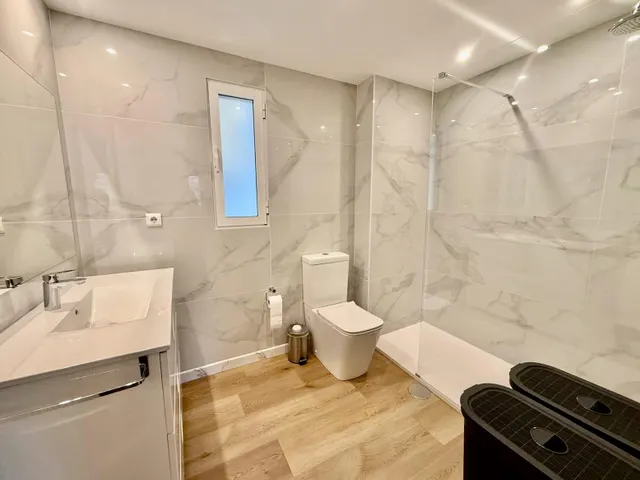 Apartamento reformado con vistas al mar, terraza y parking incluido en poniente, Benidorm — 20
